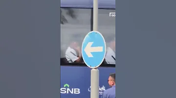 العالم كله يعشقه الجماهير في هونغ كونغ تلتف حول رونالدو في مشهد يخطف القلوب 