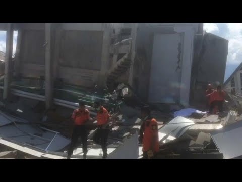 شاهد آثار الزلزال وأمواج تسونامي في إندونيسيا