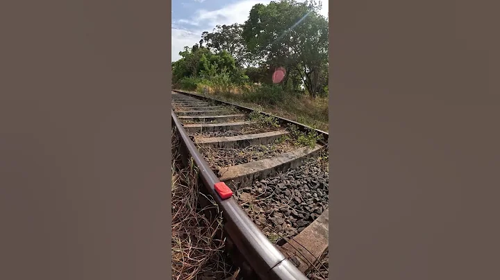 Train VS Lifebuoy Soup - DayDayNews