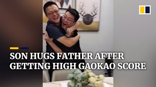 Son hugs father after getting high score in China’s university entrance exam Resimi