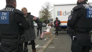 Polizei kesselt die partei iiiidiebasis in erfurt ein. Viviane fischer war dabei.