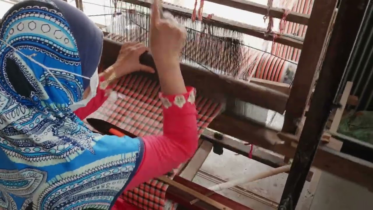 Nomad Rug Weaving Loom-19 seconds ASMR video 