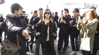 [161201] Han Hyo Joo at Incheon Airport heading to HongKong