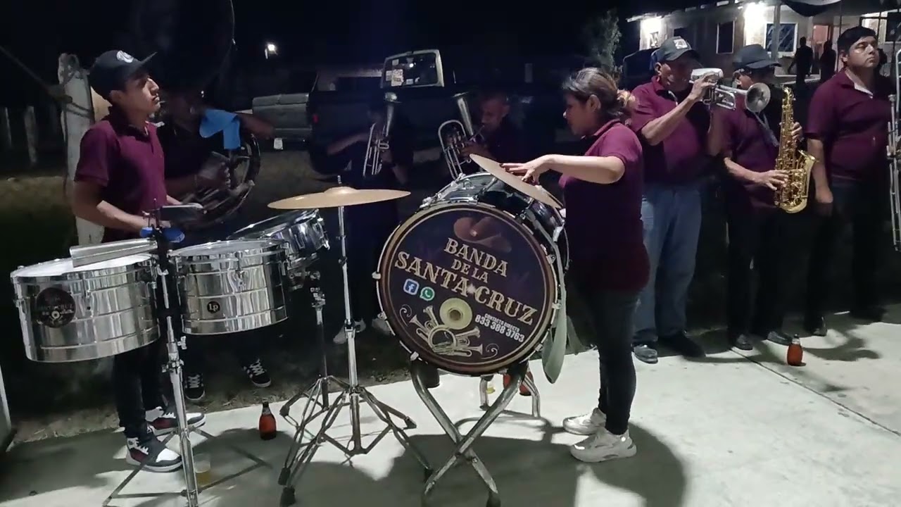 El torito con Banda de la santa cruz 