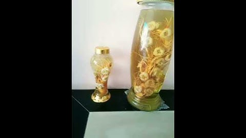 Rượu nhân sâm hàn quốc tỉa hoa tinh tế lên bình đẹp