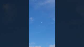 Wir sehen Sonne und Mond gleichzeitig am Himmel, aber warum sieht man nur einen Halbmond?!? #moon