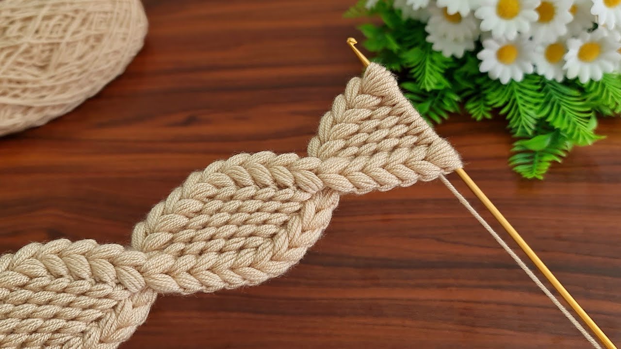 You will love this Tunisian crocheted curved hair band model, it is both very easy and very cute! 🥰😇