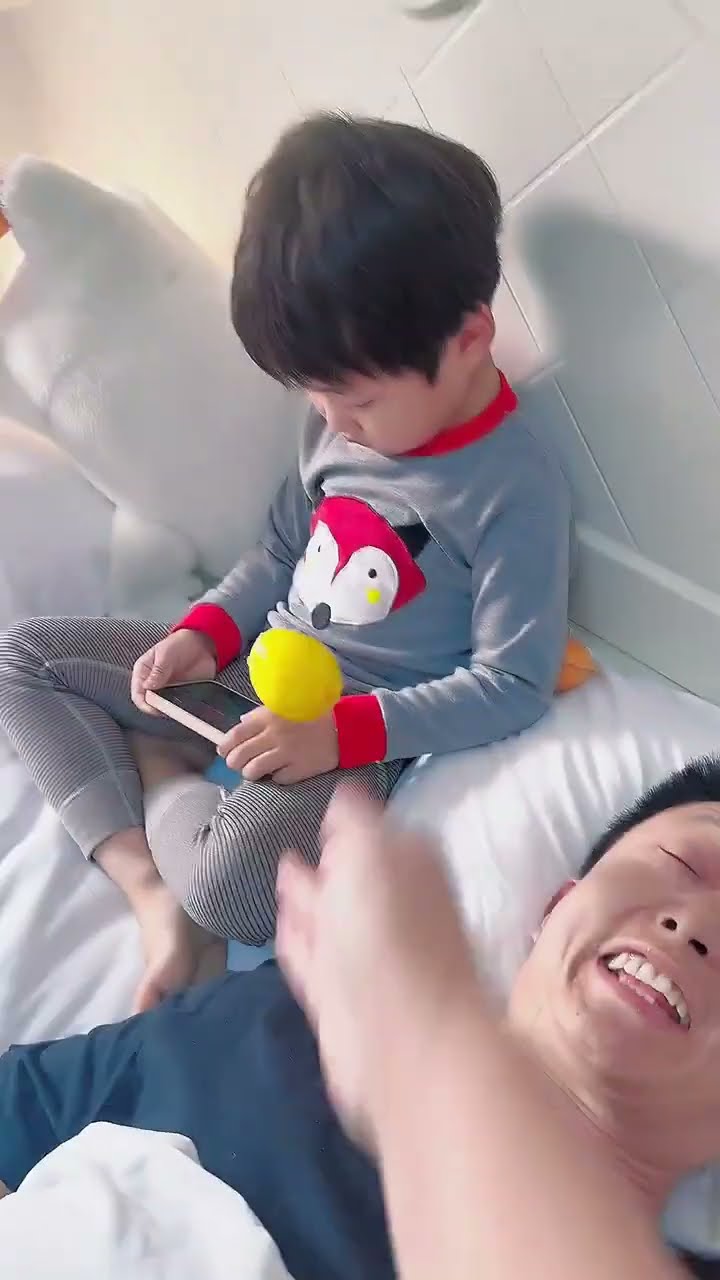 爸爸又在睡懒觉，必须让他清醒一下！#funny#Cute#呆萌小米宝