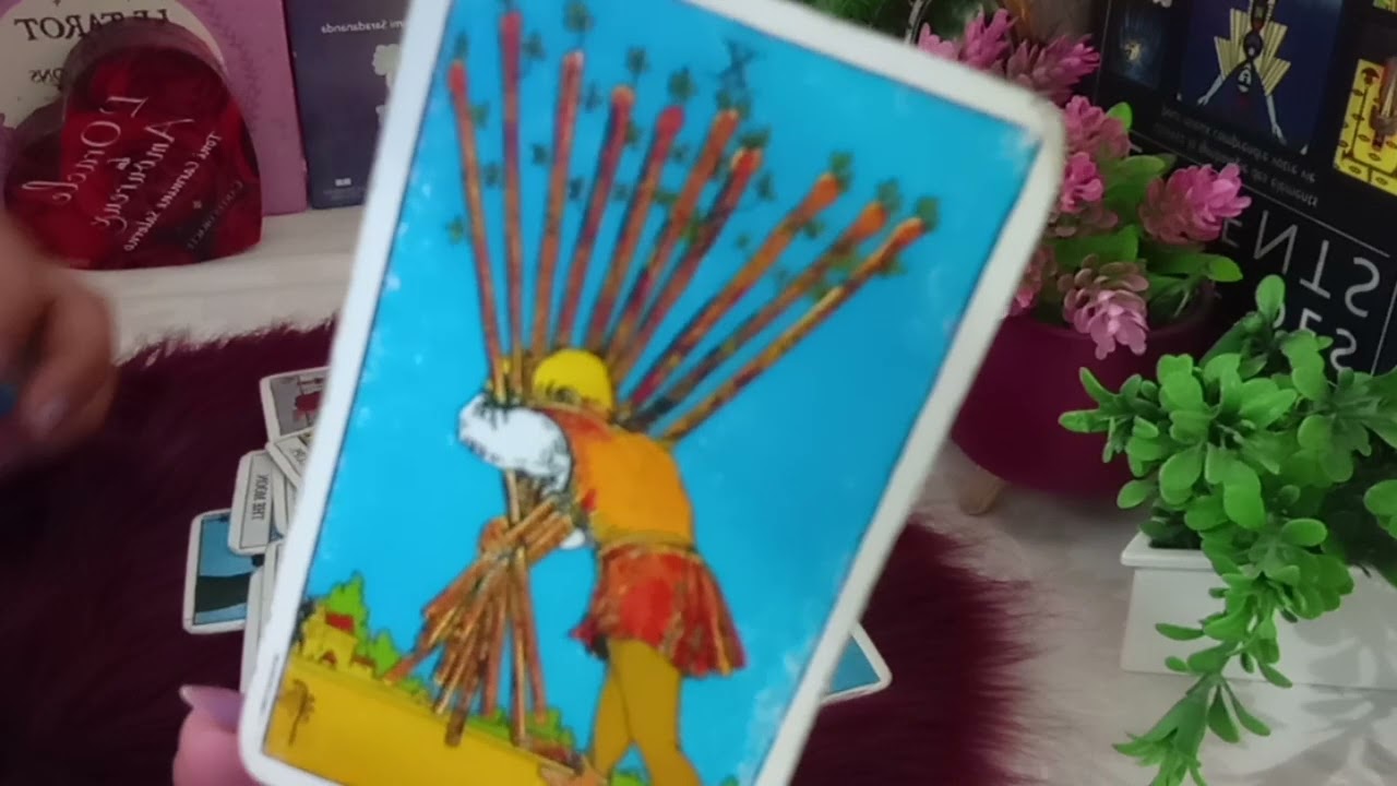 يشعر بالغضب من نفسو لانو لم يدافع عن العلاقة /يشتاق لك/يتفرج على صورك و يتحسر😉