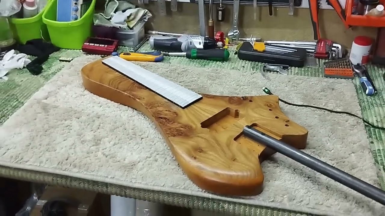 Что на рабочем столе? Тревел бас, стратокастер, грифы.