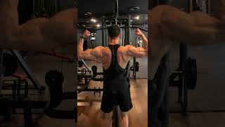 Geniş Sırt, Güçlü Duruş Lat Pulldown Zamanı