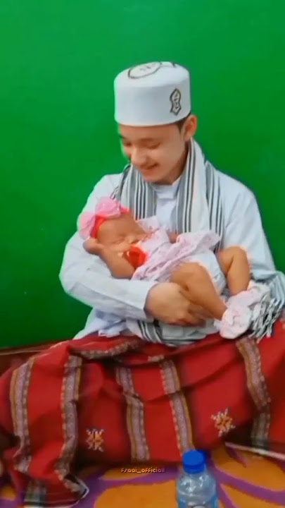 Masya Allah, Sayyid Alwi gendong bayi