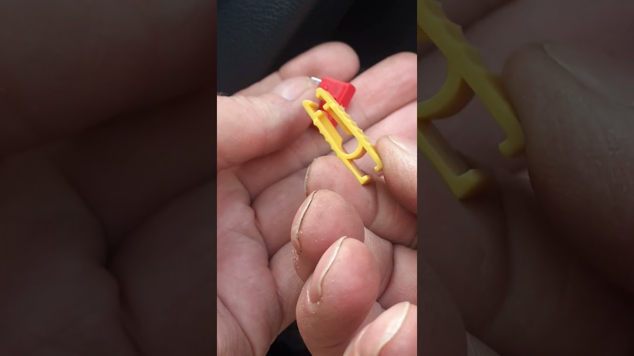 How to Remove a Blown Car Fuse