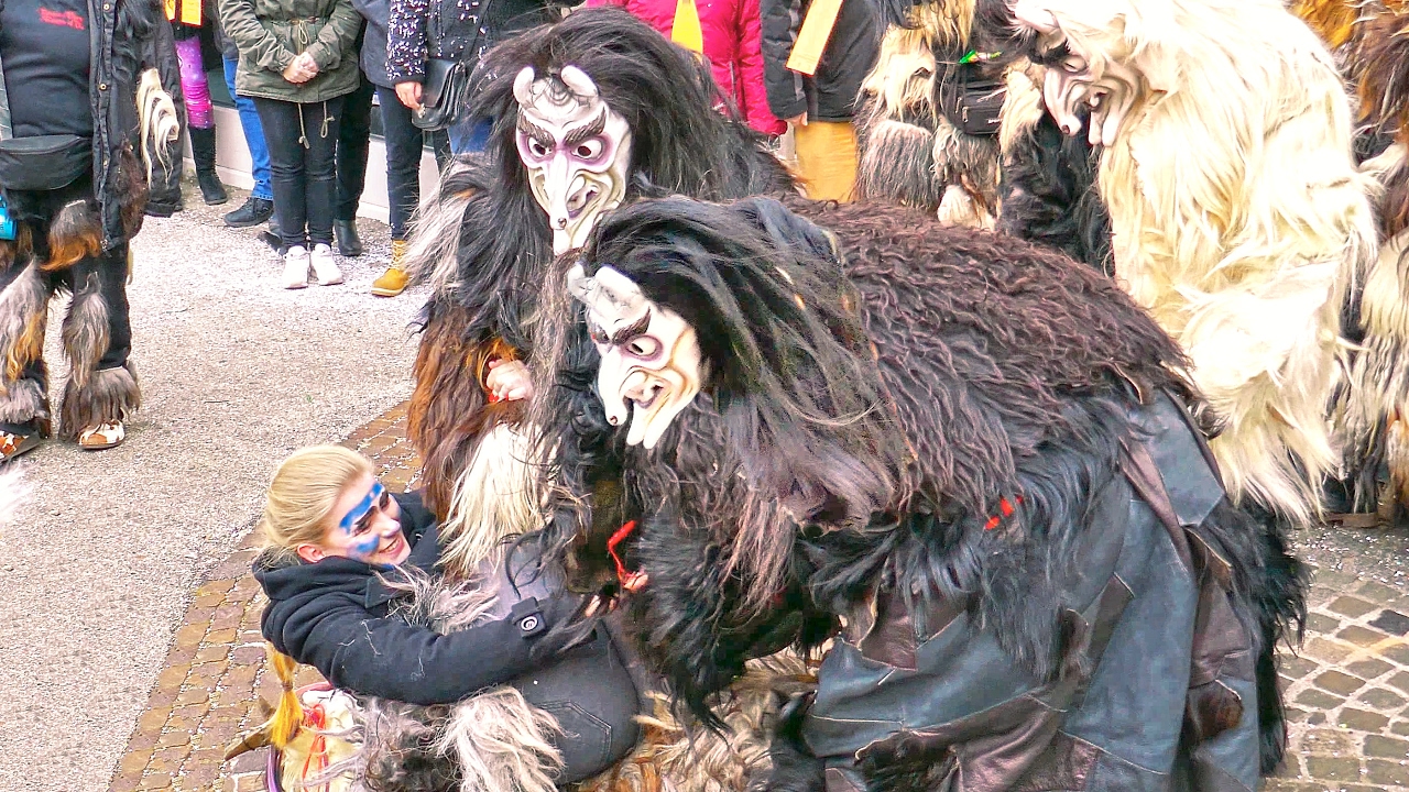 Germany Reutlingen Fasnet. Gruppen Eningen Teufels-Hexa, Waldgeister 4K Шествие ряженых.