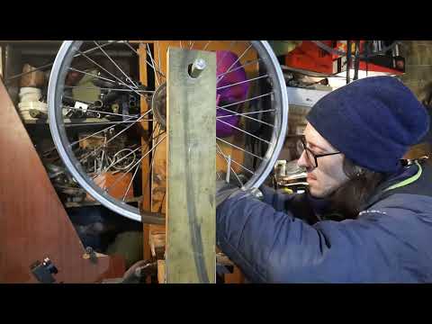 Правка мотоциклетного спицованного колеса, исправление "восьмерки" и "яйца"