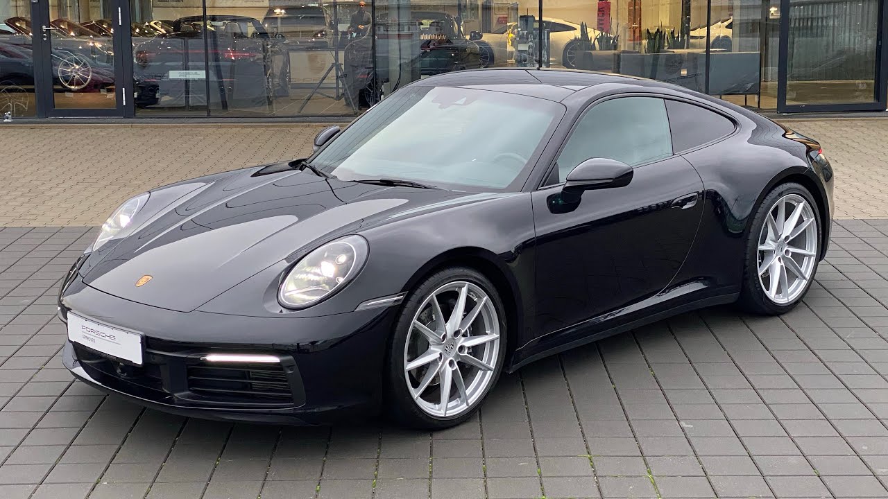 Porsche 911 Carrera 4 (992), tiefschwarzmetallic, Sportendrohre, BOSE