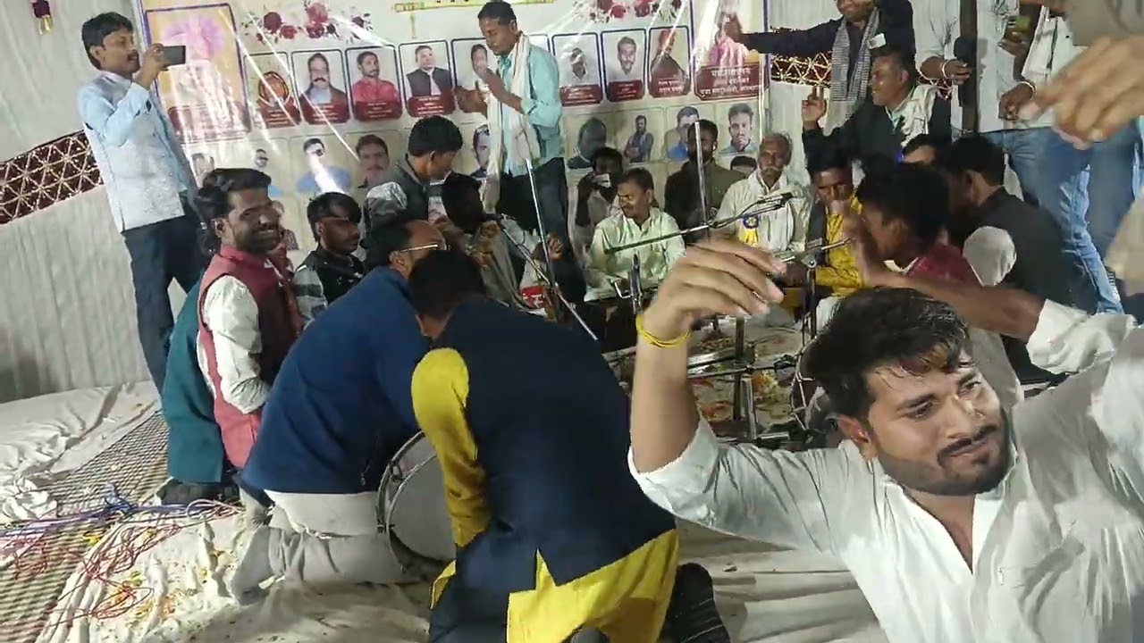 गहरा गम्मत के पूरे गायको को एकत्रितमंच पर