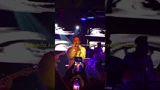 Poizi Perde Şarkısını Konserde Canlı Performans Söylüyor