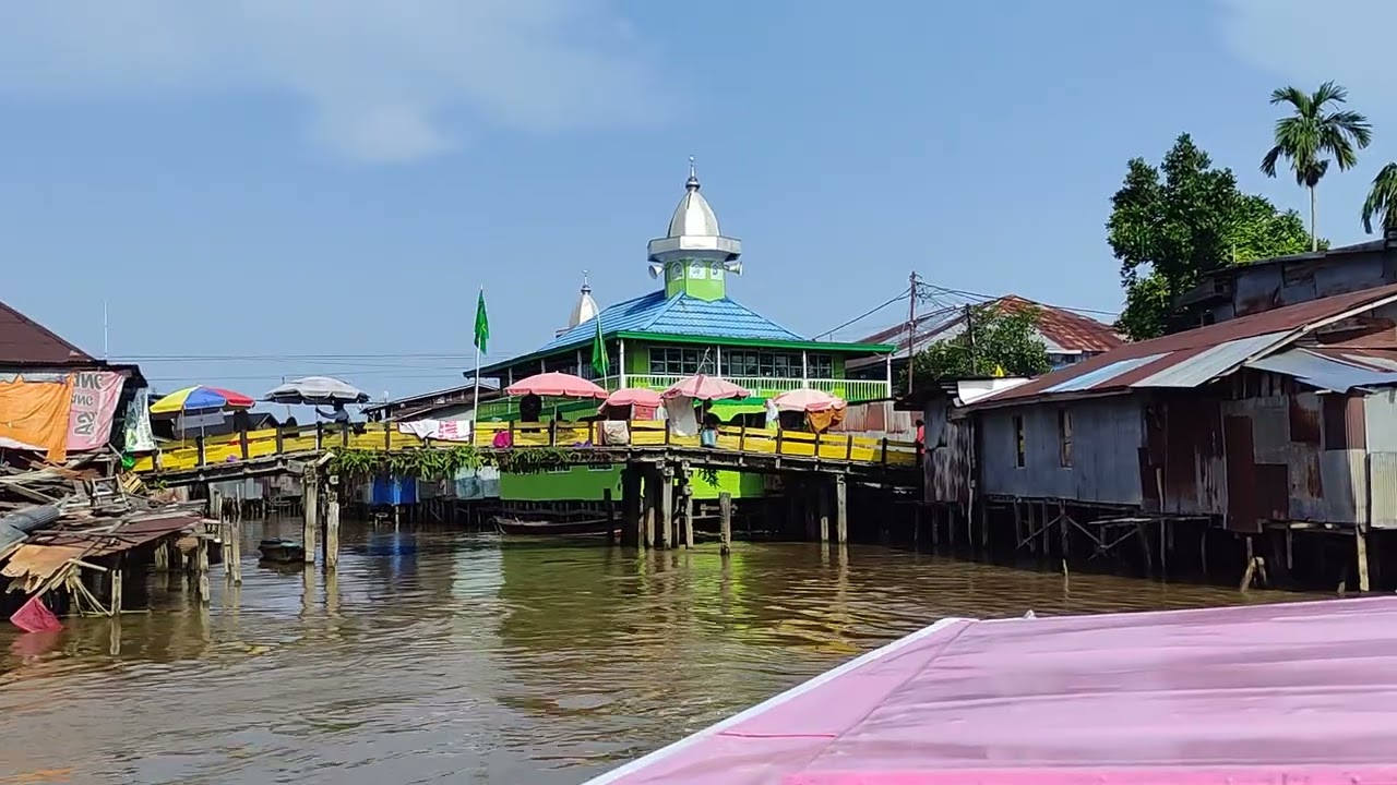 naik perahu klotok susur sungai martapura