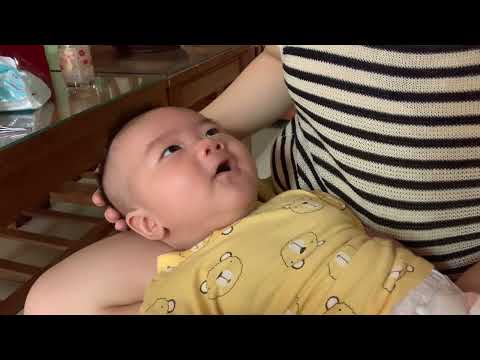 Video Em bé 2.5 tháng tuổi nói chuyện siêu đáng yêu... - youtube