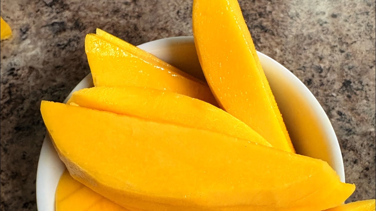 Two Ways to Cut a Mango: Peeling vs. The Internet Method