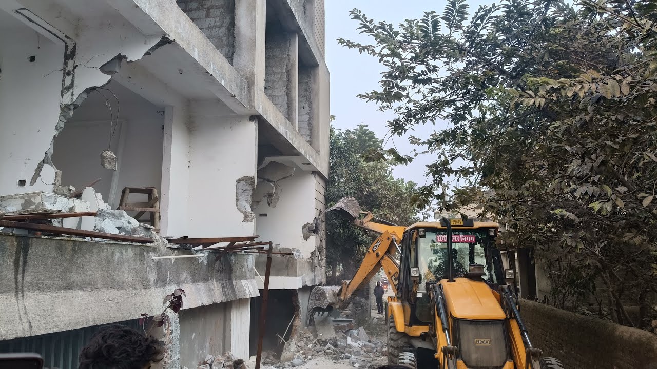 Shiv Oraon ( जोहार ) is live DIG ground बरियातू में कैसे बड़ा बड़ा मकान को तोड़ा जा रहा है ??