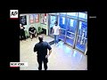 Shows knife wielding man at nypd precinct