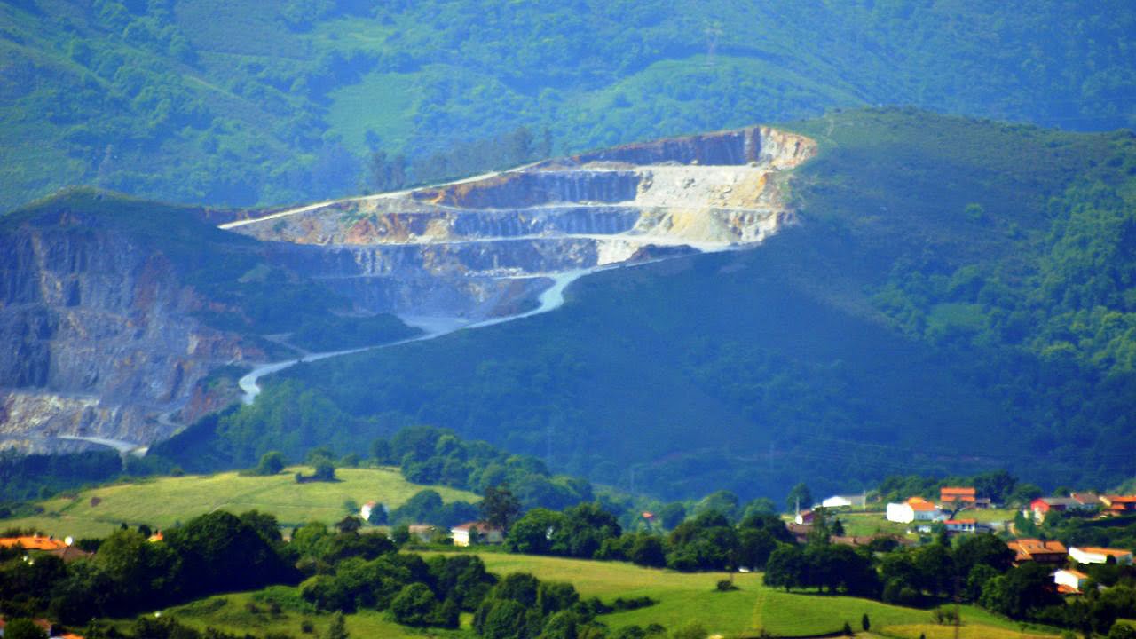 Oviedo sigue ampliando sus enormes canteras sin restaurar ninguna
