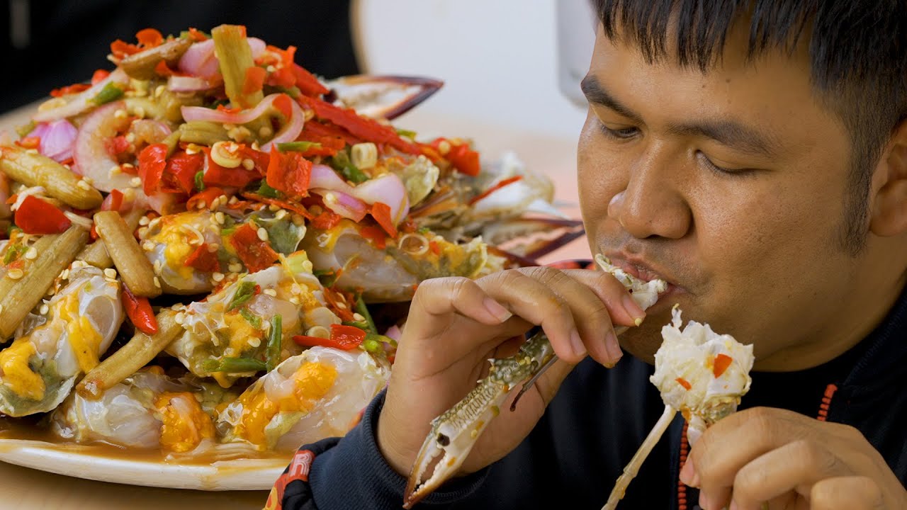 ยำปูม้าไข่เยิ้ม สูตรน้ำปลาร้าแซ่บ : ทำกินชิลๆ