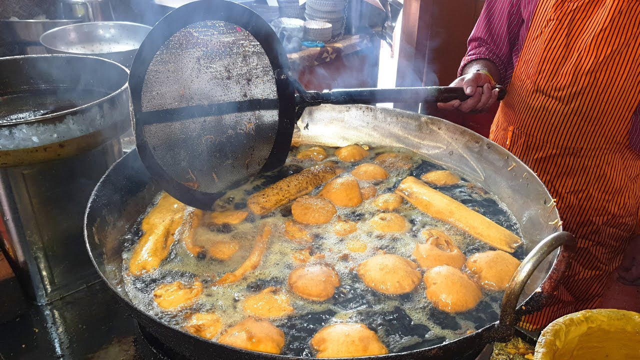 Best Street Food of Surat City  : Tomato Bhajiya , Ratalu Puri & Aloo ke Pakore | Street Food Surat | Tasty Street Food