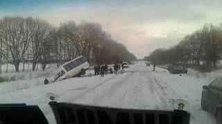 ДТП Авария на трассе Сумы - Ромни возле Штеповки 03.01.2017(3 января на трассе Сумы – Ромны столкнулась маршрутка и легковой автомобиль Nissan. Погибла 28-летняя женщина., 2017-01-03T21:02:31.000Z)