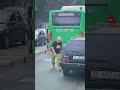 Чудом избежали столкновения: в Бишкеке автобус застрял на переезде