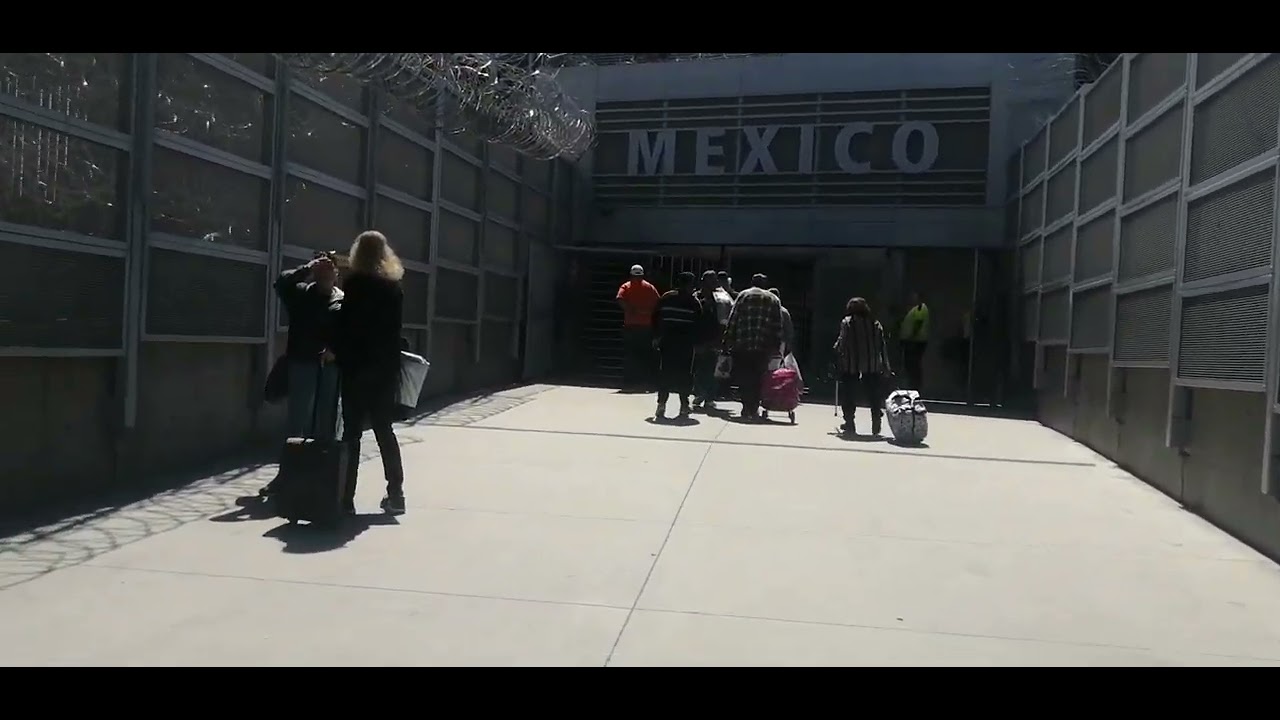 SAN YSIDRO 🚶‍♀️SALIENDO CAMINANDO HACIA TIJUANA🤩🚍