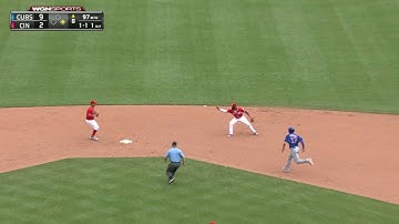 CHC@CIN: Phillips starts a barehanded double play