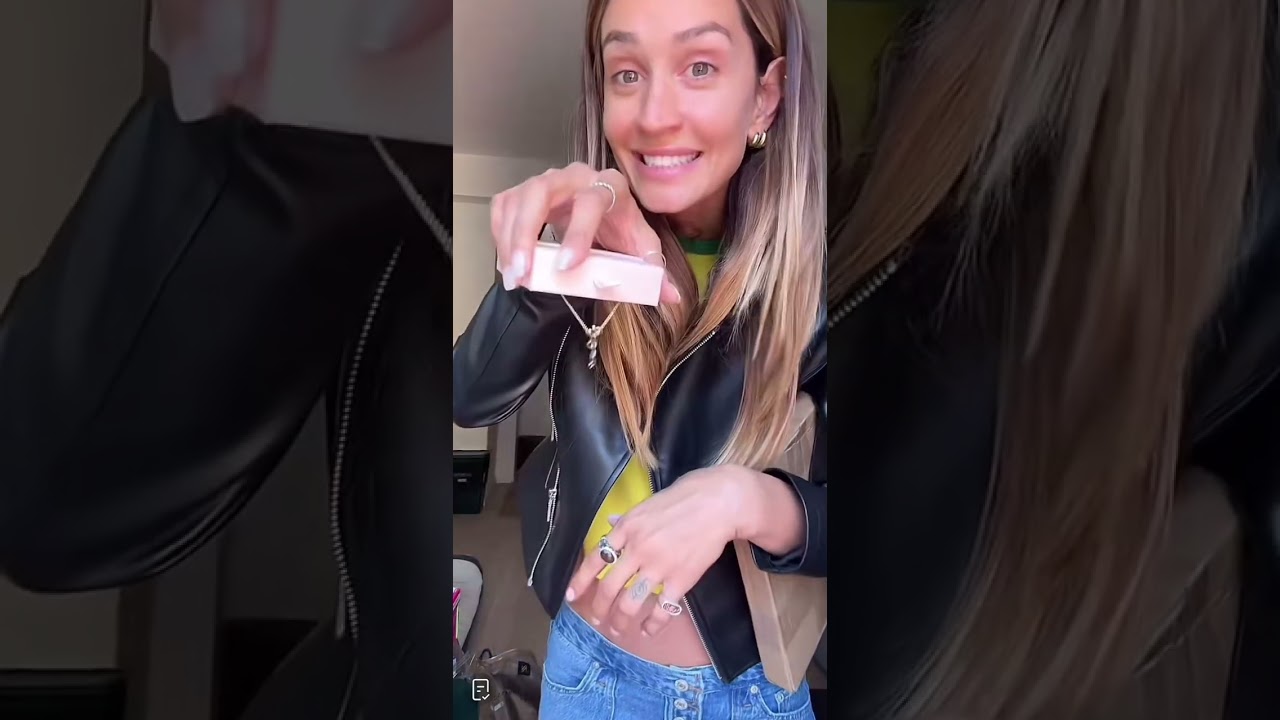 Helena TikTok live opening gifts with mariana and Levi Helenaprestes