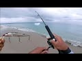 PESCA de PRAIA em uma ILHA DESERTA!!! PEIXE BRUTO BATEU CARREGANDO A LINHA TODA | Rock Fishing.