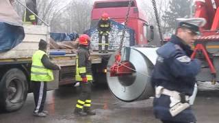 Cremona, camion perde il carico sulla rotonda