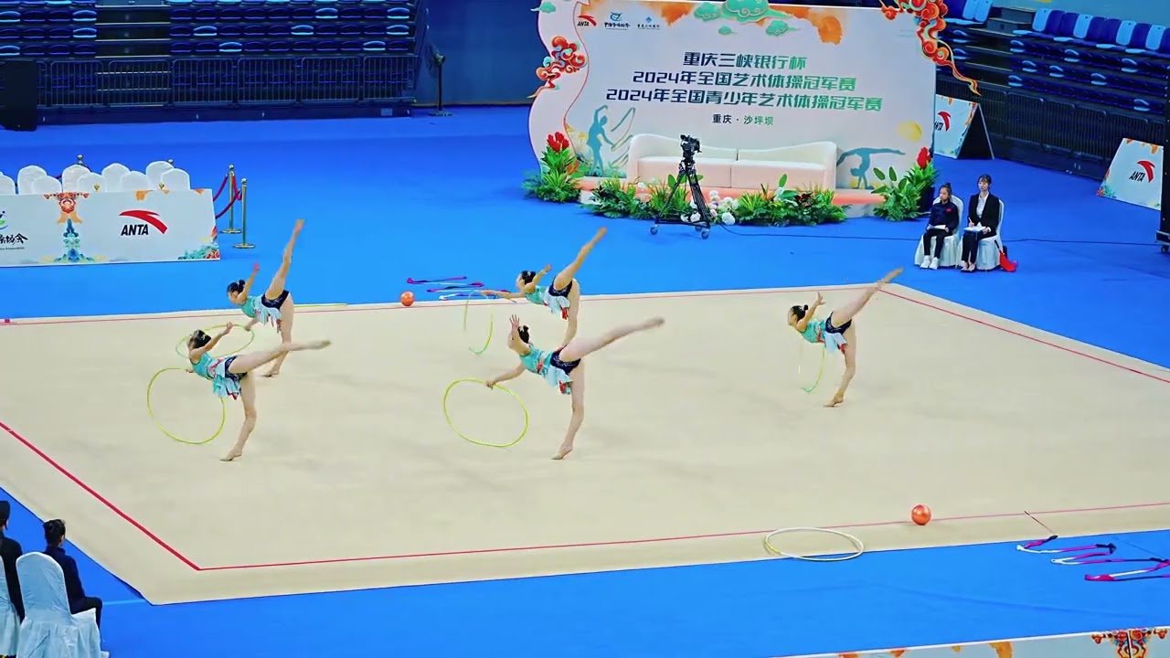 The Guangxi team s collective five-lap rhythmic gymnastics competition in Chongqing wi