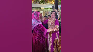 عروسة كشطح هي وأمها 