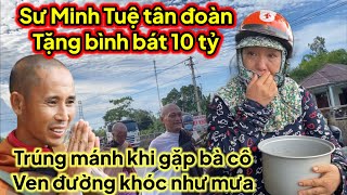 SƯ Minh Tuệ tặng bình bát giá trị khủng cho bà cô ven đường trúng mánh lớn khóc như mưa