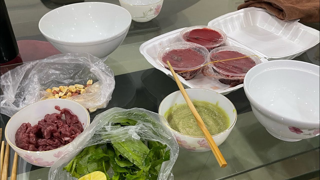 Trải nghiệm món tiết canh Pịa và thịt dê tươi sống ăn cực thơm ngon đặc ...