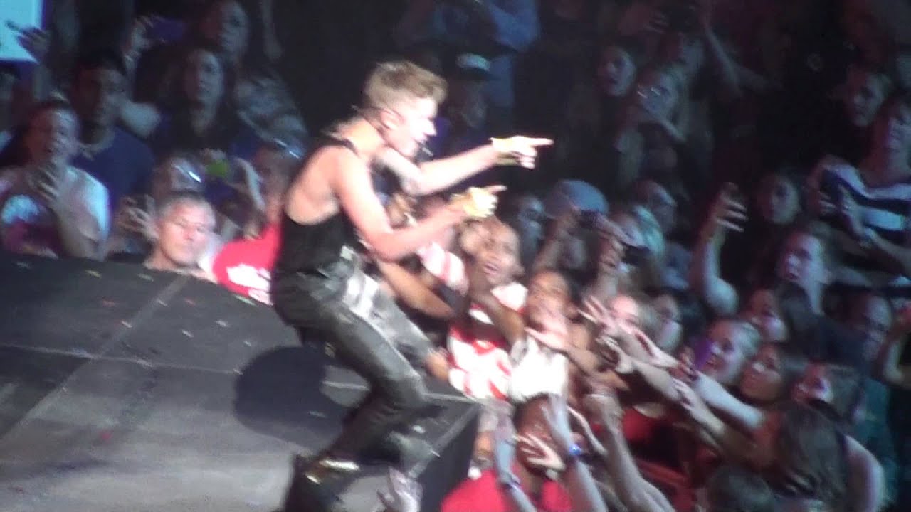 Justin Bieber - As Long as You Love Me / Baby (Las Vegas)