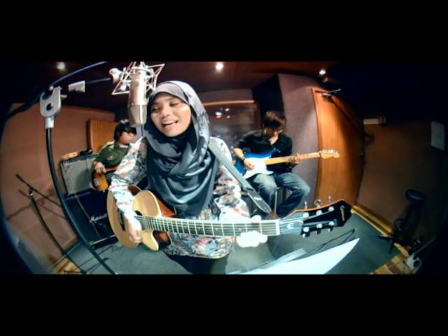 Najwa Latif - Cinta Muka Buku (Official Music Video) | #NajwaLatif class=