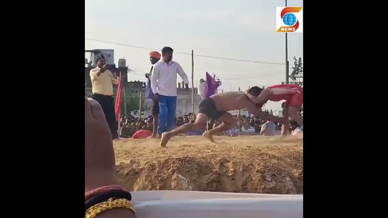 सिंगरौली  दंगल मे मध्य प्रदेश के सतना जिले से कमलेश और नेपाल की महिला पहलवान रुबी थापा के बीच कुश्ती
