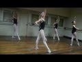 Emily realizando ejercicios de ballet sobre piso (diciembre 2012)