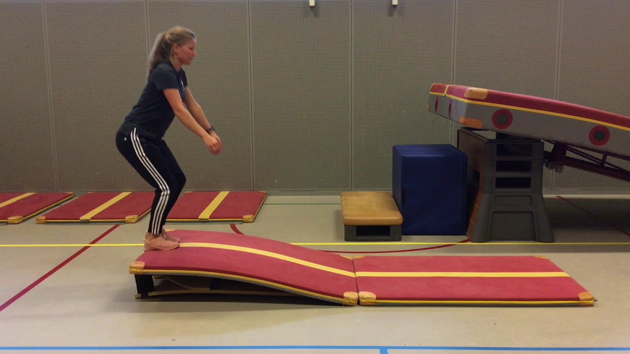 Koprol zonder handen op mini schuin vlak - YouTube