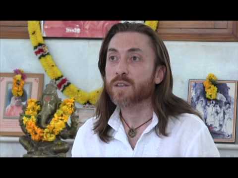 Видео: Имрам (Свами Авадхут Имрам Гириджи) - интервью в Путтапарти в 2012