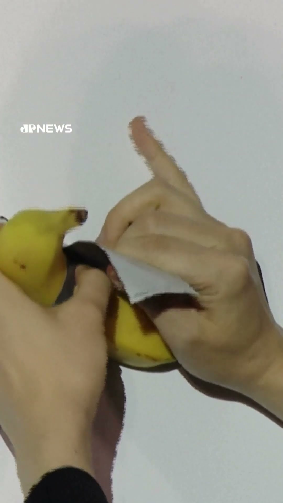 Empresário que comprou banana artística por US$6 milhões, cumpriu a promessa e comeu a fruta #Shorts