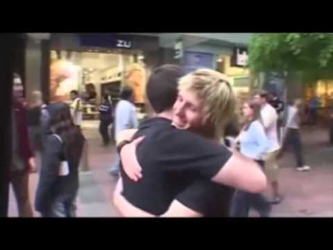 Campaña de abrazos gratis - Free hugs campaign