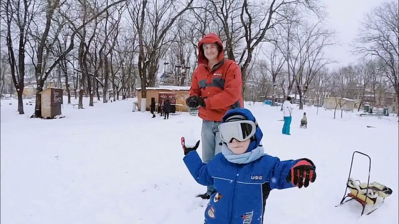 Попасть снежком в окно. Кинуть снежок. Кинул снежок в камеру. Как попадать снежками.